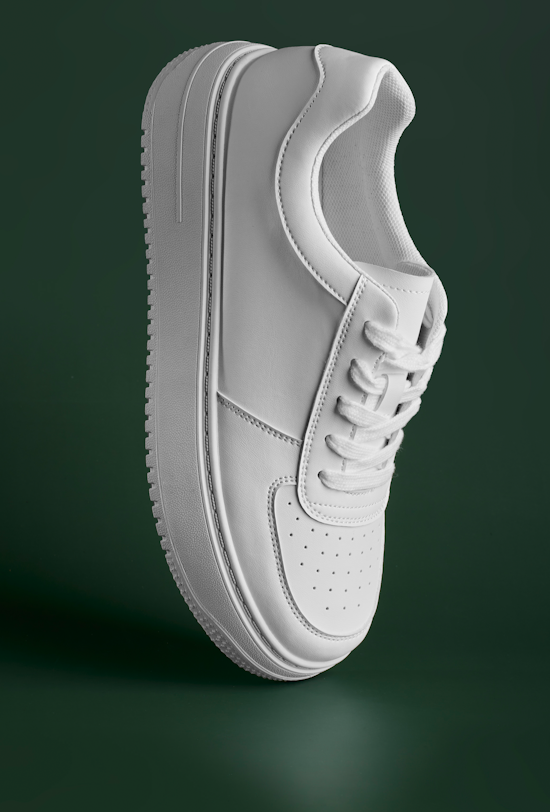 SKAFF DEG ET PAR HVITE SNEAKS