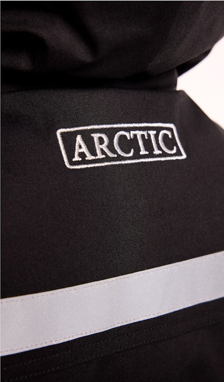 Detaljbilde av logo på artic parka