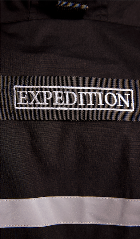 Detaljbilde av logo på expedition parka